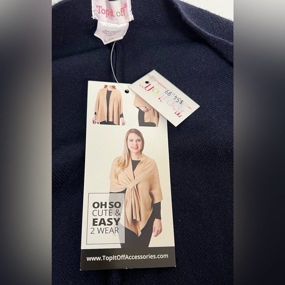 Women’s NWT navy plaid tartan cape shawl
cottage core
One size
Key hole cape - Picture 7 of 7